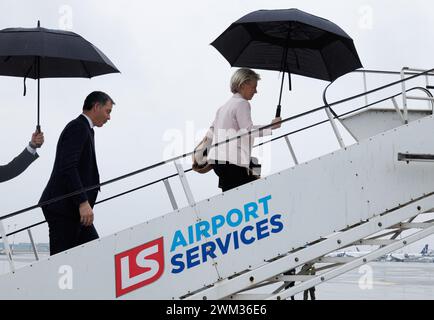 Varsovie, Pologne. 23 février 2024. Le premier ministre Alexander de Croo et la présidente de la Commission européenne Ursula von der Leyen photographiés à l'aéroport Chopin de Varsovie, en Pologne, vendredi 23 février 2024. Le premier ministre belge et le président de la Commission européenne sont en visite en Pologne, y compris des rencontres avec des politiciens de haut niveau. BELGA PHOTO BENOIT DOPPAGNE crédit : Belga News Agency/Alamy Live News Banque D'Images