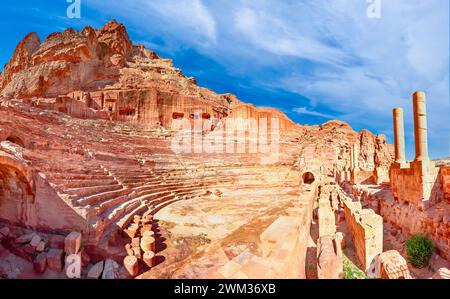 Théâtre Petra, Jordanie. Un amphithéâtre Nabatéen du premier siècle après JC dans une belle journée ensoleillée Banque D'Images