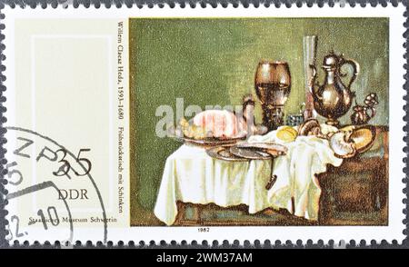Timbre-poste oblitéré imprimé par la RDA, qui montre la peinture 'table de petit déjeuner avec jambon' (W. C. Heda), peintures du Musée national Schwerin Banque D'Images