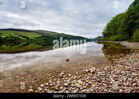 Loch Tay avec réflexion pris près de Kenmore à Dalerb, Tayside, Ecosse, Royaume-Uni Banque D'Images