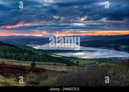 Vue imprenable sur le coucher du soleil depuis Struie Hill, sur la B9176 en regardant sur le Dornoch Firth vers le Kyle de Sutherland, Écosse, Royaume-Uni Banque D'Images