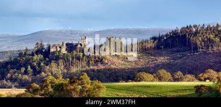 Vue panoramique sur le Kyle de Sutherland pris près d'Invershin, Sutherland, Écosse, regardant vers le château de Carbisdale pris à l'heure d'Or Banque D'Images