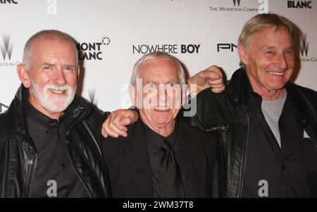 **FICHIER PHOTO** John Lowe est décédé. Len Garry, Colin Hanton et John 'Duff' Lowe des Quarrymen assistent à la première de 'Nowhere Boy' de la Weinstein Company au Tribeca Performing Arts Center à New York le 21 septembre 2010. Crédit photo : Henry McGee/MediaPunch crédit : MediaPunch Inc/Alamy Live News Banque D'Images