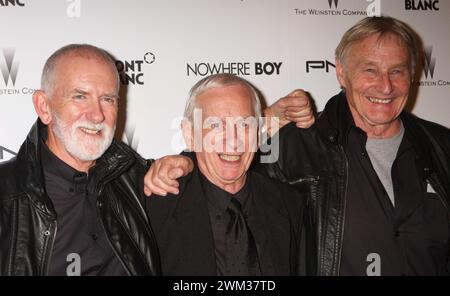 **FICHIER PHOTO** John Lowe est décédé. Len Garry, Colin Hanton et John 'Duff' Lowe des Quarrymen assistent à la première de 'Nowhere Boy' de la Weinstein Company au Tribeca Performing Arts Center à New York le 21 septembre 2010. Crédit photo : Henry McGee/MediaPunch crédit : MediaPunch Inc/Alamy Live News Banque D'Images