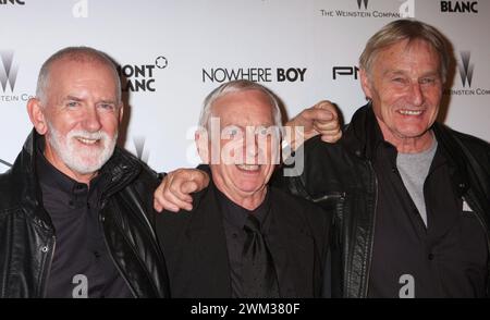 **FICHIER PHOTO** John Lowe est décédé. Len Garry, Colin Hanton et John 'Duff' Lowe des Quarrymen assistent à la première de 'Nowhere Boy' de la Weinstein Company au Tribeca Performing Arts Center à New York le 21 septembre 2010. Crédit photo : Henry McGee/MediaPunch crédit : MediaPunch Inc/Alamy Live News Banque D'Images