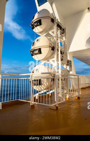 Str?mstad, Suède - juillet 31 2023 : pile de radeaux de sauvetage sur un ferry de croisière au coucher du soleil Banque D'Images