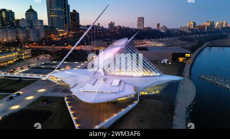 Photographie aérienne du musée d'art de Milwaukee lors d'une agréable soirée d'hiver. Banque D'Images