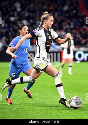 Lyon, France. 23 février 2024. Football : équipe nationale, femmes, Jeux Olympiques, France - Allemagne, play-off round, demi-finale, Groupama Stadium. L'allemande Giulia Gwinn (R) en action contre la française Selma Bacha. Crédit : Sebastian Christoph Gollnow/dpa/Alamy Live News Banque D'Images