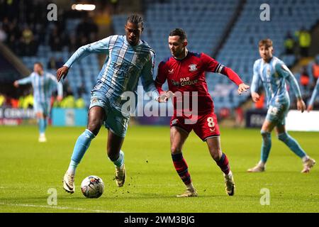 Haji Wright de Coventry City (à gauche) et Alan Browne de Preston North End se battent pour le ballon lors du Sky Bet Championship match à la Coventry Building Society Arena, Coventry. Date de la photo : vendredi 23 février 2024. Banque D'Images