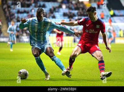 Haji Wright de Coventry City (à gauche) et Andrew Hughes de Preston North End se battent pour le ballon lors du Sky Bet Championship match à la Coventry Building Society Arena, Coventry. Date de la photo : vendredi 23 février 2024. Banque D'Images