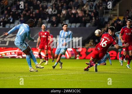 Haji Wright de Coventry City (à gauche) tente un tir au but lors du Sky Bet Championship match à la Coventry Building Society Arena, Coventry. Date de la photo : vendredi 23 février 2024. Banque D'Images