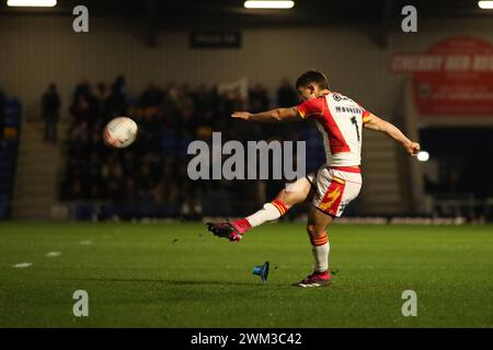 Londres, Royaume-Uni. 23 février 2024. Arthur Mourgue de Catalan Dragons marque une conversion pour faire le score 0-10 lors du match de Super League entre les Broncos de Londres et les Dragons catalans à Plough Lane, Londres, Angleterre le 23 février 2024. Photo de Ken Sparks. Utilisation éditoriale uniquement, licence requise pour une utilisation commerciale. Aucune utilisation dans les Paris, les jeux ou les publications d'un club/ligue/joueur. Crédit : UK Sports pics Ltd/Alamy Live News Banque D'Images