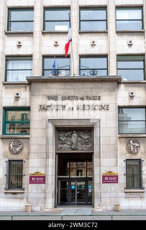 Vue extérieure du bâtiment de la Faculté de médecine de l'Université Paris-Cité (campus de Saint-Germain-des-Prés) situé rue des Saint-Pères, Paris, France Banque D'Images