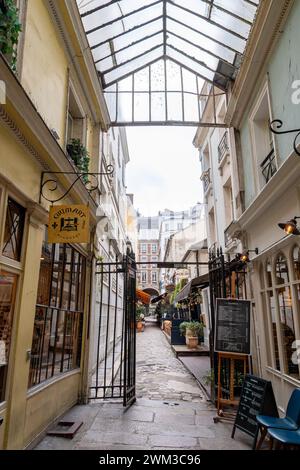 Vue sur la Cour du commerce-Saint-André, passage piétonnier reliant le boulevard Saint-Germain à la rue Saint-André des Arts, dans le quartier Latin Banque D'Images