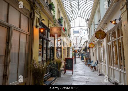 Vue sur la Cour du commerce-Saint-André, passage piétonnier reliant le boulevard Saint-Germain à la rue Saint-André des Arts, dans le quartier Latin Banque D'Images