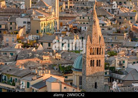 Vue rapprochée du centre-ville de Gênes avec la cloche de la tour de l'église Santa Maria delle vigne Banque D'Images