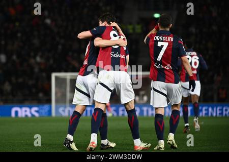 Foto Massimo Paolone/LaPresse 23 Febbraio 2024 - Bologna, Italia - sport, calcio - Bologna vs Verona - Campionato Italiano di calcio Serie A TIM 2023/2024 - Stadio Renato Dall'Ara. Nella foto : Remo Freuler (Bologna FC) esulta con Giovanni Fabbian (Bologna FC) dopo aver realizzato il gol 2-0 23 février 2024 Bologna, Italie - sport, calcio - Bologna vs Vérone - Championnat Italien de football 2023/2024 - Renato Dall'Ara Stadium. Sur la photo : Remo Freuler (Bologna FC) fête avec Giovanni Fabbian (Bologna FC) après avoir marqué le but 2-0 Banque D'Images