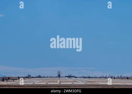 El Centro, CA, États-Unis. 21 février 2024. Les Blue Angels d'élite de la marine américaine affinent la précision dans le désert californien, pratiquant des vols en formation complexe au Naval Air Field El Centro pour la saison des spectacles aériens à venir (crédit image : © Walter G Arce SR Grindstone Medi/ASP) USAGE ÉDITORIAL SEULEMENT! Non destiné à UN USAGE commercial ! Banque D'Images