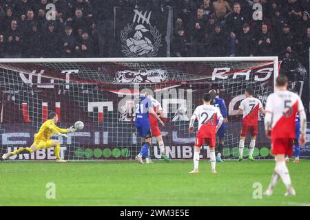 Utrecht, pays-Bas. 23 février 2024. UTRECHT, PAYS-BAS - 23 FÉVRIER : le gardien Michael Brouwer d'Heracles Almelo ne peut pas sauver une tentative de Victor Jensen du FC Utrecht (7) lors du match néerlandais Eredivisie entre le FC Utrecht et Heracles Almelo au Stadion Galgenwaard le 23 février 2024 à Utrecht, pays-Bas. (Photo de Ben Gal/Orange Pictures) crédit : Orange pics BV/Alamy Live News Banque D'Images