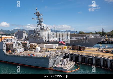 PEARL HARBOR (16 février 2024) — le destroyer à missiles guidés USS Wayne E. Meyer (DDG 108) s'est immobilisé au chantier naval de Pearl Harbor après avoir terminé une sélection de disponibilité de maintenance restreinte (SRA) huit jours plus tôt. Entrant dans la disponibilité le 18 septembre 2023, le Meyer a battu sa date d'achèvement prévue du 6 février, quittant la disponibilité fin janvier. (Photo de l'US Navy par Mark D. Faram, spécialiste en communication de masse) Banque D'Images