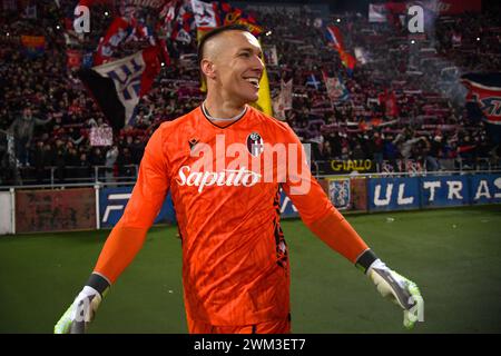 Bologne, Italie. 23 février 2024. Foto Massimo Paolone/LaPresse 23 Febbraio 2024 - Bologna, Italia - sport, calcio - Bologna vs Verona - Campionato Italiano di calcio Serie A TIM 2023/2024 - Stadio Renato Dall'Ara. Nella foto : Lukasz Skorupski (Bologna FC) esulta per la vittoria 23 février 2024 Bologne, Italie - sport, calcio - Bologne vs Vérone - Championnat d'Italie de football série A 2023/2024 - stade Renato Dall'Ara. Sur la photo : Lukasz Skorupski (Bologna FC) célèbre pour la victoire crédit : LaPresse/Alamy Live News Banque D'Images