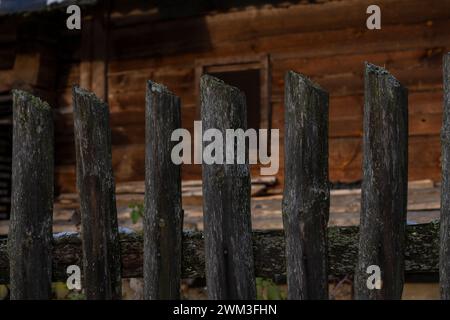 Une vieille clôture en bois avec de la mousse dans le village Banque D'Images