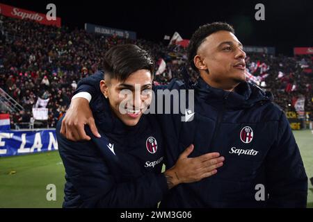 Bologne, Italie. 23 février 2024. Foto Massimo Paolone/LaPresse 23 Febbraio 2024 - Bologna, Italia - sport, calcio - Bologna vs Verona - Campionato Italiano di calcio Serie A TIM 2023/2024 - Stadio Renato Dall'Ara. Nella foto : Santiago Castro (Bologna FC) e Dan Ndoye (Bologna FC) esultano per la vittoria 23 février 2024 Bologne, Italie - sport, calcio - Bologne vs Vérone - Championnat Italien de football Serie A 2023/2024 - stade Renato Dall'Ara. Sur la photo : Santiago Castro (Bologna FC) et Dan Ndoye (Bologna FC) célèbrent la victoire crédit : LaPresse/Alamy Live News Banque D'Images