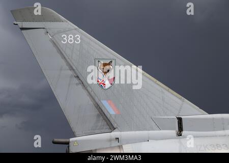 La queue du ZK383, un Eurofighter Typhoon T3 exploité par le 12 Squadron, une force aérienne conjointe de la Royal Air Force et de la Qatar Emiri Air Force employée pour former et intégrer les équipes aériennes et terrestres du Qatar à la préparation opérationnelle, en exposition statique au Royal International Air Tattoo 2023 (RIAT 23), tenue à la RAF Fairford dans le Gloucestershire, en Angleterre. Banque D'Images