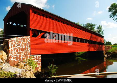 Le pont couvert de Sachs traverse un petit ruisseau à Gettysburg, en Pennsylvanie Banque D'Images