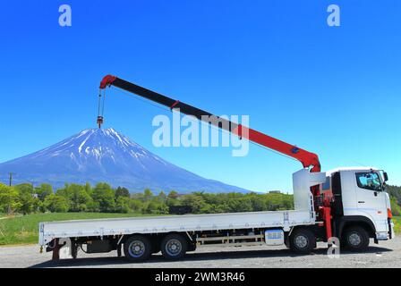 Asagiri Highland zone avec le mont Fuji en arrière-plan et un camion de grue soulevant Mt. Fuji sur un treuil. Banque D'Images