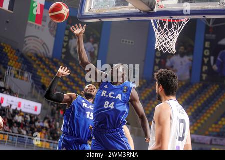 Le Caire, Égypte. 23 février 2024. Omega Ngaifei (en tête) de la République centrafricaine concourt lors du match des qualifications FIBA AfroBasket 2025 du groupe d entre l'Egypte et la République centrafricaine au Caire, Egypte, 23 février 2024. Crédit : Ahmed Gomaa/Xinhua/Alamy Live News Banque D'Images