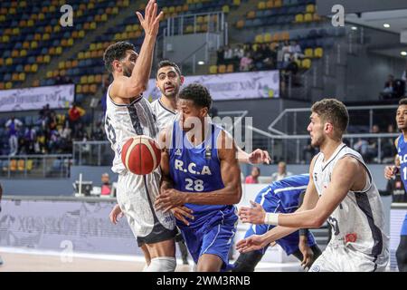 Le Caire, Égypte. 23 février 2024. Allan Dokossi (C) de la République centrafricaine participe au match des qualifications FIBA AfroBasket 2025 du groupe d entre l'Egypte et la République centrafricaine au Caire, Egypte, 23 février 2024. Crédit : Ahmed Gomaa/Xinhua/Alamy Live News Banque D'Images