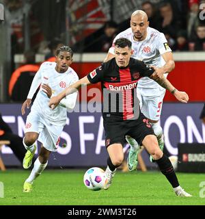 Leverkusen, Allemagne. 23 février 2024. Granit Xhaka (C) de Bayer 04 Leverkusen fait une percée lors du match de première division de Bundesliga entre Bayer 04 Leverkusen et FSV Mainz 05 à Leverkusen, Allemagne, le 23 février 2024. Crédit : Ulrich Hufnagel/Xinhua/Alamy Live News Banque D'Images