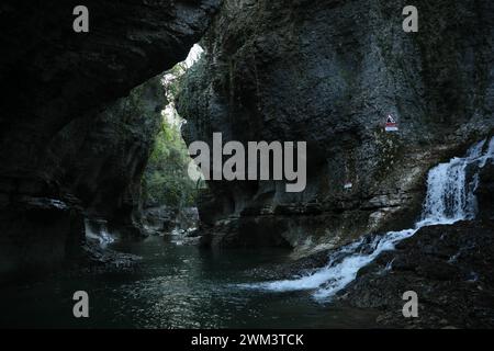 Vue pittoresque sur la rivière propre près des falaises et de la cascade à l'extérieur Banque D'Images