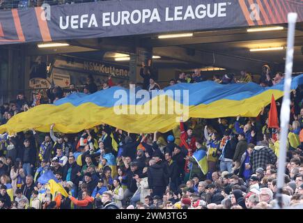 Hambourg, Allemagne - 15 février 2024 : les supporters ukrainiens manifestent leur soutien lors du match de l'UEFA Europa League Shakhtar Donetsk contre Marseille au Volksparkstadion de Hambourg, en Allemagne Banque D'Images