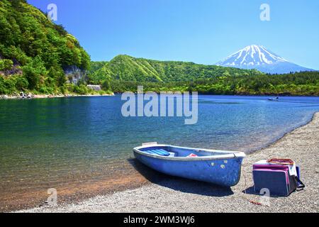 Bateaux au lac Saiko, l'un des Fuji Five Lakes.in Fujikawaguchiko, Japon. Banque D'Images