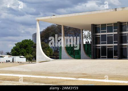 Brasilia, DF, Brésil - 22 août 2020 : Cour suprême du Brésil : une vue majestueuse depuis la place des trois pouvoirs Banque D'Images