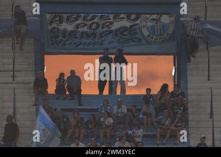 Avellaneda, Buenos Aires, Argentine. 23 février 2024. Racing Club de Avellaneda a ouvert les portes de son stade pour les fans de donner leur encouragement aux joueurs pour le match de demain contre leur rival classique, Independiente. Banque D'Images