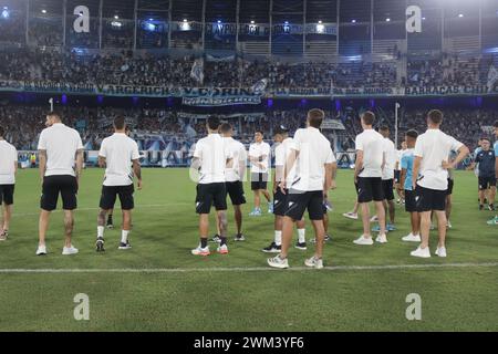 Avellaneda, Buenos Aires, Argentine. 23 février 2024. Racing Club de Avellaneda a ouvert les portes de son stade pour les fans de donner leur encouragement aux joueurs pour le match de demain contre leur rival classique, Independiente. Banque D'Images