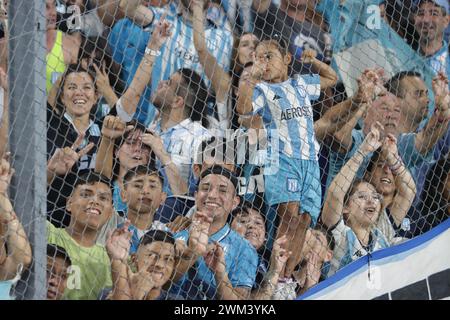 Avellaneda, Buenos Aires, Argentine. 23 février 2024. Racing Club de Avellaneda a ouvert les portes de son stade pour les fans de donner leur encouragement aux joueurs pour le match de demain contre leur rival classique, Independiente. Banque D'Images