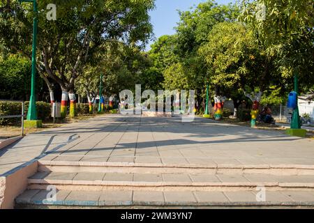 Aldmon Trees bande médiane dans la petite ville d'Aracataca, lieu de naissance du lauréat du prix Nobel de littérature Gabriel Garcia Marquez en Colombie Banque D'Images