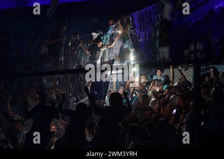 Avellaneda, Buenos Aires, Argentine. 23 février 2024. Racing Club de Avellaneda a ouvert les portes de son stade pour les fans de donner leur encouragement aux joueurs pour le match de demain contre leur rival classique, Independiente. Banque D'Images