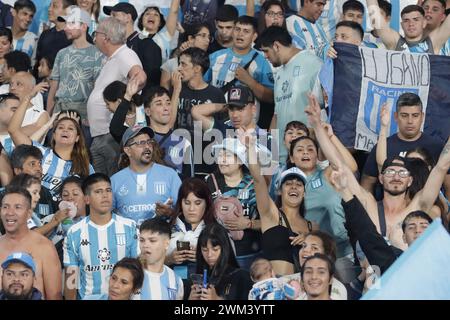 Avellaneda, Buenos Aires, Argentine. 23 février 2024. Racing Club de Avellaneda a ouvert les portes de son stade pour les fans de donner leur encouragement aux joueurs pour le match de demain contre leur rival classique, Independiente. Banque D'Images