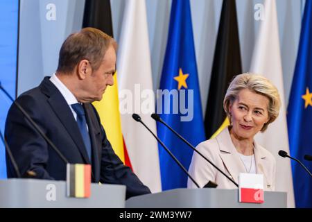 Varsovie, Pologne. 23 février 2024. Le premier ministre polonais Donald Tusk (à gauche) et la présidente de la Commission européenne, Ursula von der Leyen (à droite) s'adressent à la presse après des entretiens trilatéraux à la chancellerie du premier ministre, rue Ujazdowska. La Commission européenne a déclaré au cours de la déclaration de libérer le soutien financier de l'Union européenne en faveur du soi-disant Plan national de reconstruction pour la Pologne. Ils ont également parlé de la défense européenne face à l’agression russe en Ukraine. Crédit : SOPA images Limited/Alamy Live News Banque D'Images