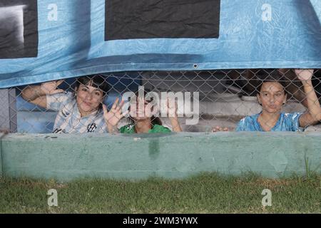 Avellaneda, Buenos Aires, Argentine. 23 février 2024. Racing Club de Avellaneda a ouvert les portes de son stade pour les fans de donner leur encouragement aux joueurs pour le match de demain contre leur rival classique, Independiente. Banque D'Images