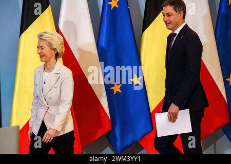 Varsovie, Pologne. 23 février 2024. Le premier ministre belge Alexander de Croo (à droite), et la présidente de la Commission européenne, Ursula von der Leyen (à gauche) arrivent à la presse après des entretiens trilatéraux†à la chancellerie du premier ministre sur la rue Ujazdowska. La Commission européenne a déclaré au cours de la déclaration de libérer le soutien financier de l'Union européenne en faveur du soi-disant Plan national de reconstruction pour la Pologne. Ils ont également parlé de la défense européenne face à l’agression russe en Ukraine. Crédit : SOPA images Limited/Alamy Live News Banque D'Images