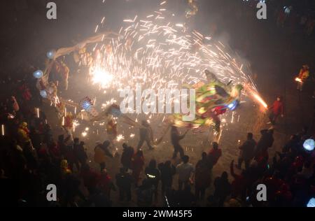 Pékin, Chine. 22 février 2024. Une photo de drone aérien prise le 22 février 2024 montre une scène lors d'un spectacle de Shehuo à Xunyang, dans la province du Shaanxi au nord-ouest de la Chine. Shehuo, une célébration folklorique traditionnelle en Chine, est une fête sous de multiples formes composée de danse du dragon, danse du lion, opéra chinois traditionnel, jeu de batterie et autres performances folkloriques qui peuvent varier selon les régions. le spectacle Shehuo à Xunyang propose la danse du dragon avec le dragon pesant plus de 40 kilogrammes et sa tête atteignant une hauteur de trois à quatre mètres. Crédit : Shao Rui/Xinhua/Alamy Live News Banque D'Images