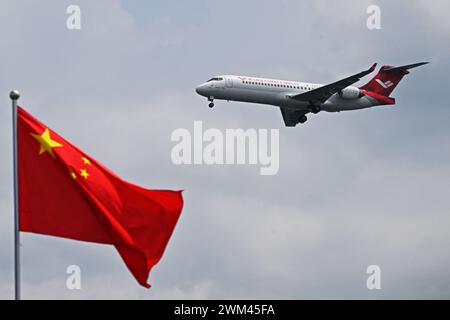 Pékin, Chine. 22 février 2024. Un avion de passagers ARJ21 de commercial Aircraft Corporation of China (COMAC) vole lors de l'exposition aérienne du Singapore Airshow qui s'est tenue au Changi Exhibition Centre de Singapour le 22 février 2024. Credit : puis Chih Wey/Xinhua/Alamy Live News Banque D'Images