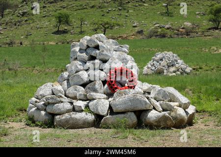 Couronne, anneau de fleurs, tombe cairns des soldats britanniques morts sur le champ de bataille, bataille d'Isandlwana, guerre anglo-zoulou de 1879, Afrique du Sud, événement militaire Banque D'Images