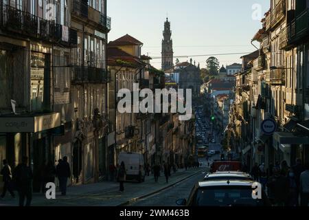 Porto, Portugal - Mars 23, 2015 : l'église et de l'emblématique tour de Clerigos Banque D'Images